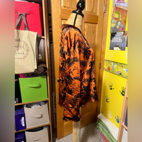 🧡🖤 FUTURE COLLECTION SILK BUTTON UP - Picture 5 of 11